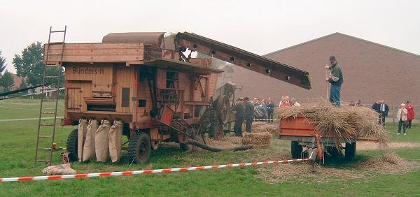 Dorsen van graan met een dorsmolen