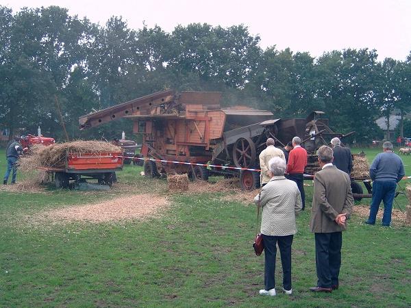 Dorsen van graan met een dorsmolen