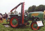Holder tractor met maaibalk en ploeg