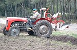 Ploegen met een Ferguson TEF en een Goudland GK35 ploeg