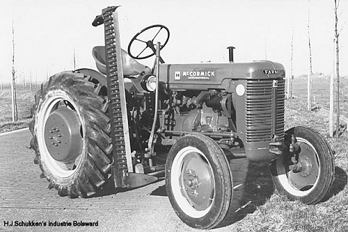 Schukken maaibalk aan een mc cormick farmall