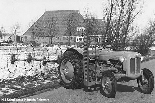 schukken maaibalk aan een Ford Dexta