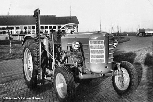 Schukken maaibalk aan een Zetor