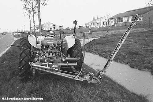 Schukken maaibalk in de hef met talud stuk