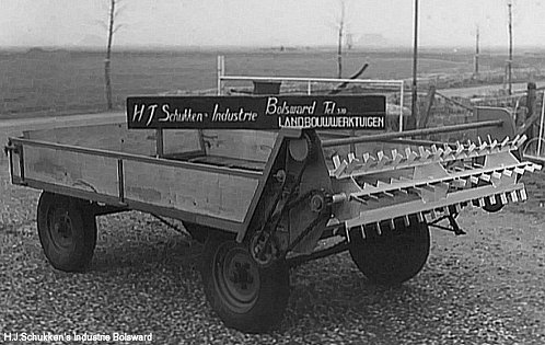 schukken landbouw wagen met strooiwals
