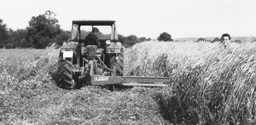 De Schukken cirkelmaaier testen in het hoge gras in Frankrijk