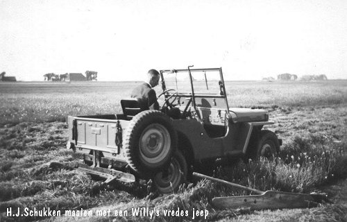 H.J. Schukken maaien met een Willy's vredes jeep